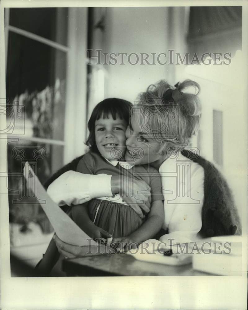 1963 Press Photo Actress Janet Leigh hugging her daughter Jamie- Historic Images