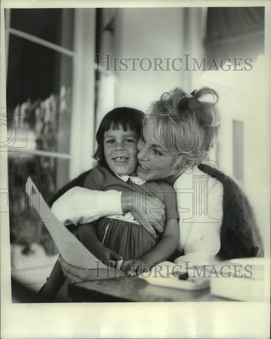 1963 Press Photo Actress Janet Leigh hugging her daughter Jamie- Historic Images