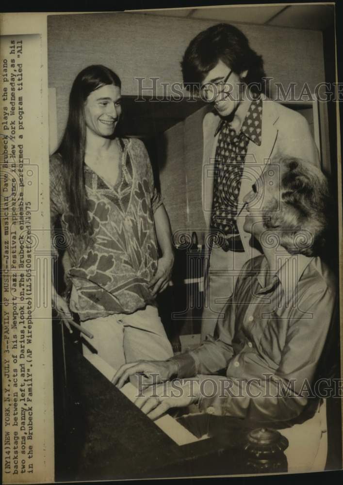 1975 Press Photo Jazz musician Dave Brubeck plays the piano with his sons, N.Y.- Historic Images