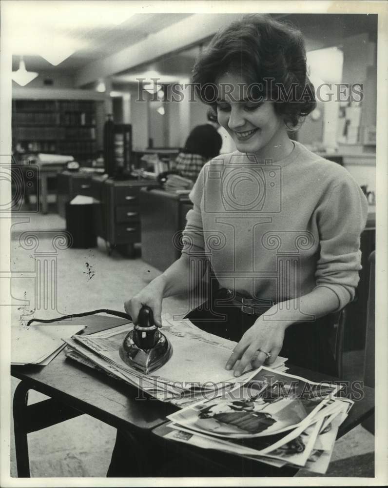1961 Press Photo Mary Ann Koci removing wax from pictures during Journal strike- Historic Images