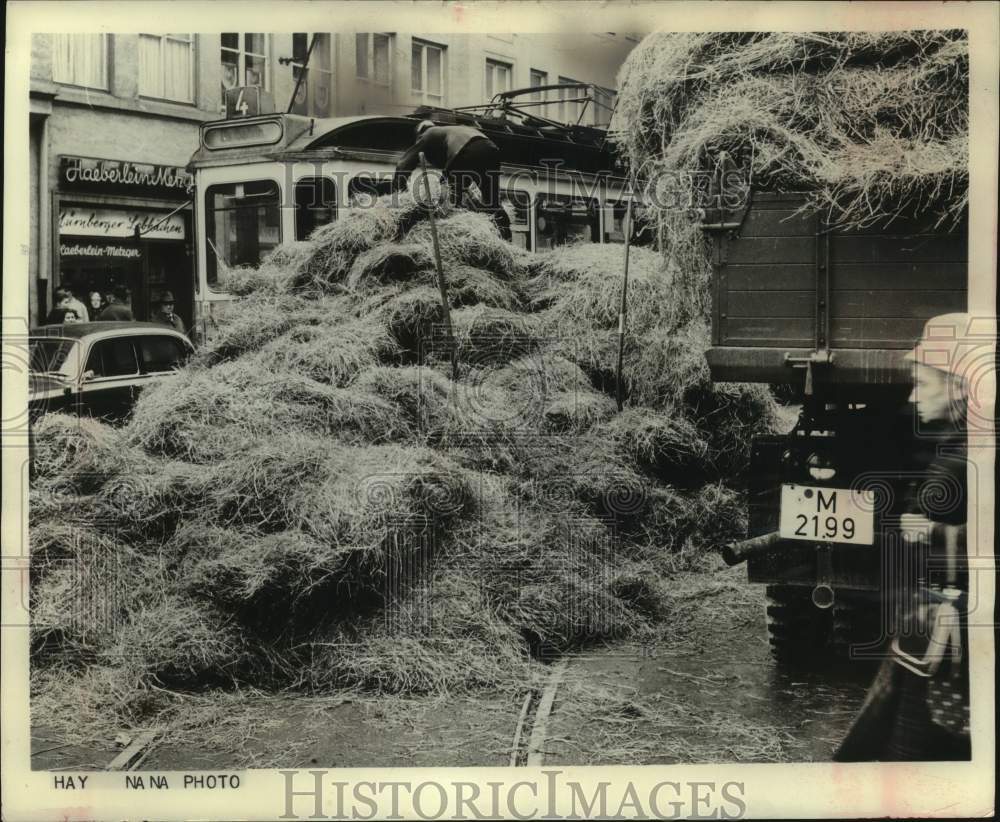 1963 Press Photo Hay falls into street and blocks traffic in Munich, Germany- Historic Images