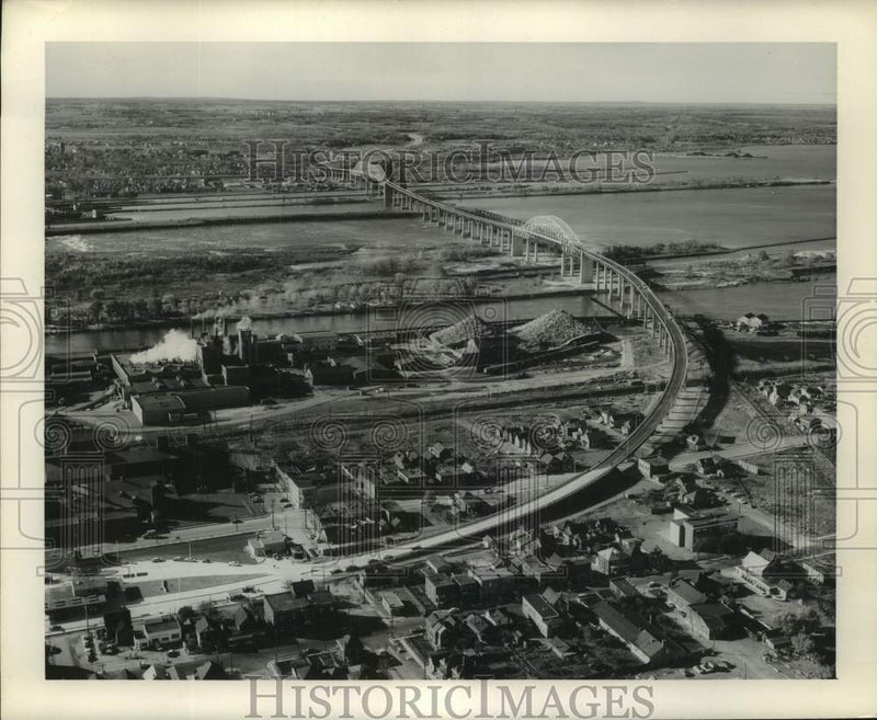 Load image into Gallery viewer, 1962 Press Photo Curved Bridge in the United States - mjc35361
