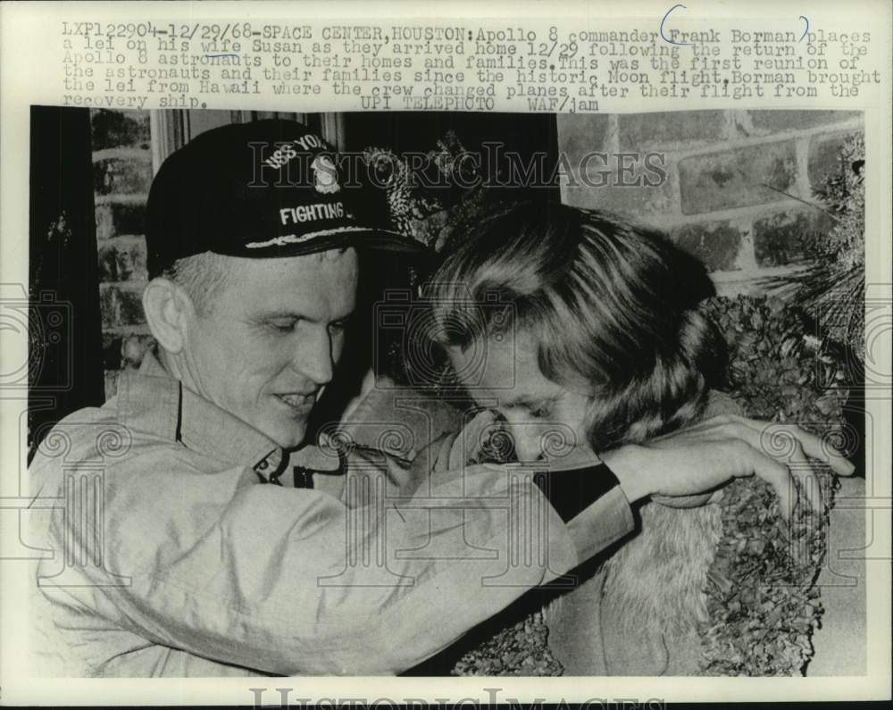 1968 Press Photo Astronaut Frank Borman puts lei on wife Susan in Houston