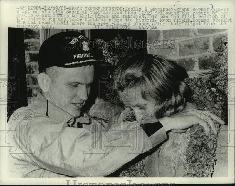 Load image into Gallery viewer, 1968 Press Photo Astronaut Frank Borman puts lei on wife Susan in Houston
