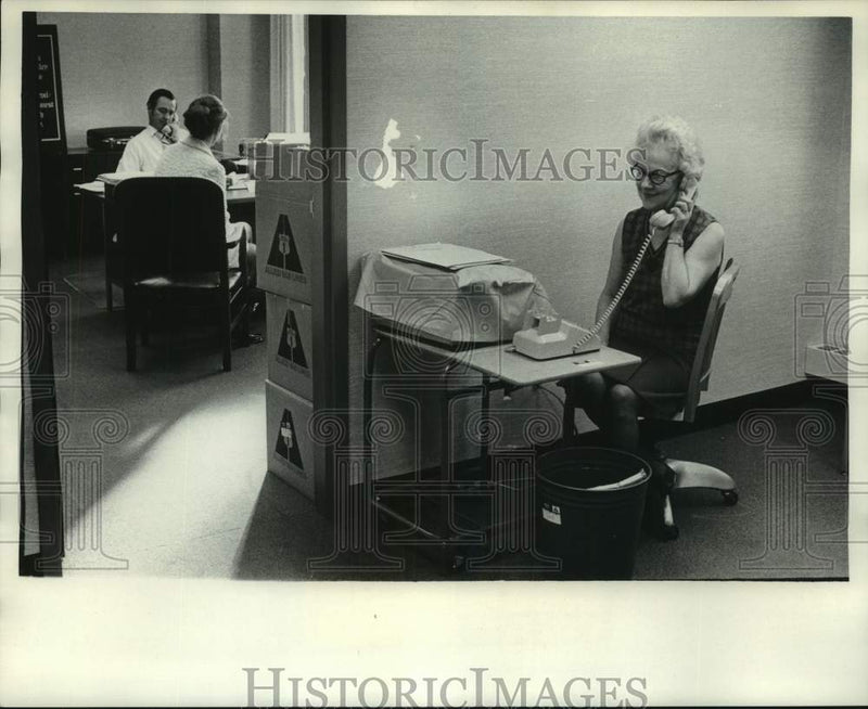 Load image into Gallery viewer, 1971 Press Photo HUD office secretary Irene Olson sits at a temporary desk
