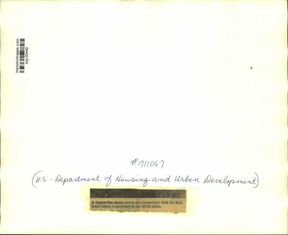 1971 Press Photo HUD office secretary Irene Olson sits at a temporary desk