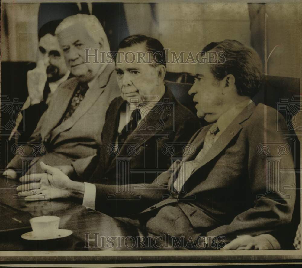 1974 Press Photo President Nixon chats with House Speaker Carl Albert