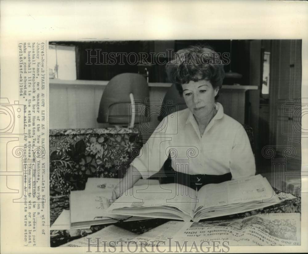 1964 Press Photo Lela Keane, wife of Johnny Keaane, in her home in Houston