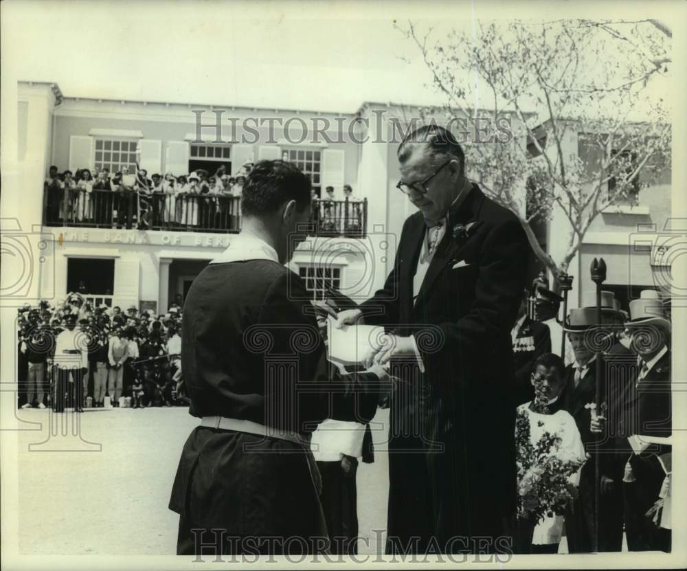 1965 Press Photo Treasurer of Freemason presents peppercorn as rent in St George- Historic Images