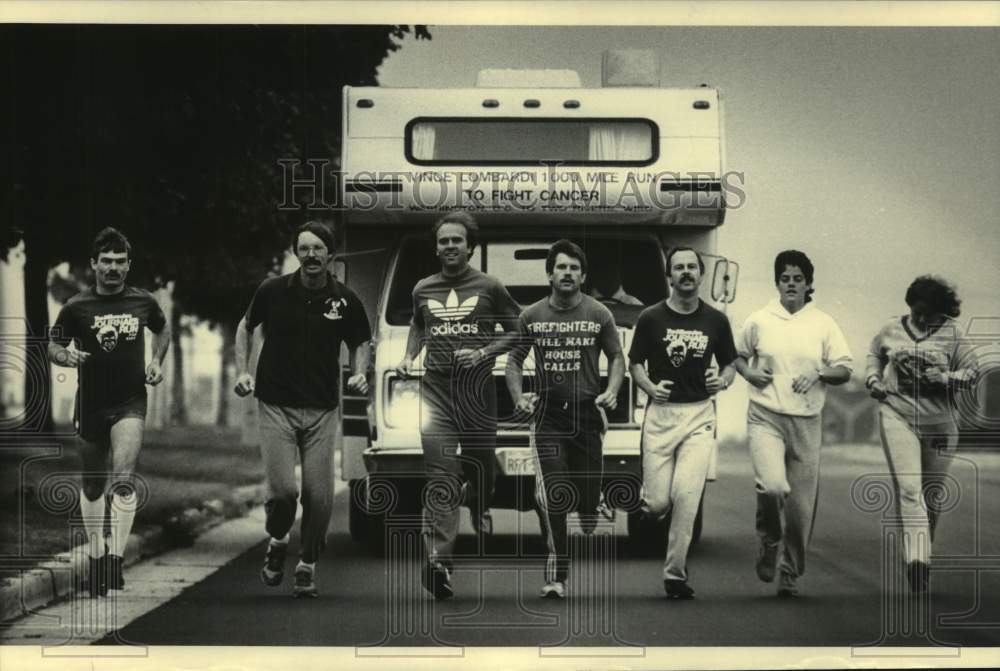 1985 Press Photo Mike Chroniger drove camper behind runners in 1,000 Mile Run.- Historic Images