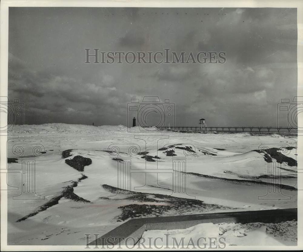 1960 Press Photo Kenosha&#39;s lighthouse in harbor amid ice and snow- Historic Images