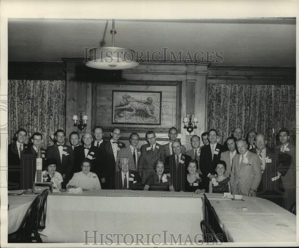 1958 Press Photo Unitholders Council incoming 16th &amp; retiring 15th members.- Historic Images