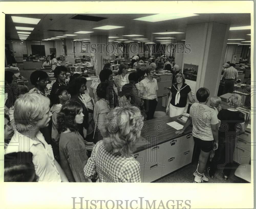 1982 Press Photo Katie Panfil giving students a tour of The Milwaukee Journal- Historic Images