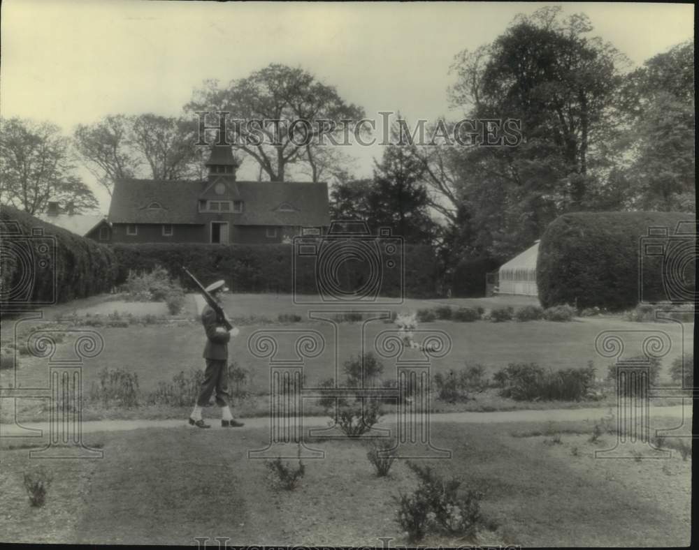 1945 Press Photo Military guard at President Franklin D. Roosevelt's grave