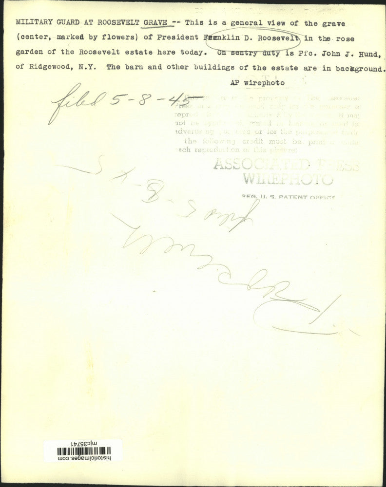 1945 Press Photo Military guard at President Franklin D. Roosevelt's grave