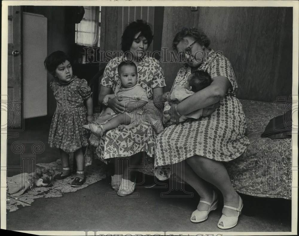 1965 Press Photo Lucinda Mucks and migrant family of Mrs. Hernandez, Jefferson- Historic Images