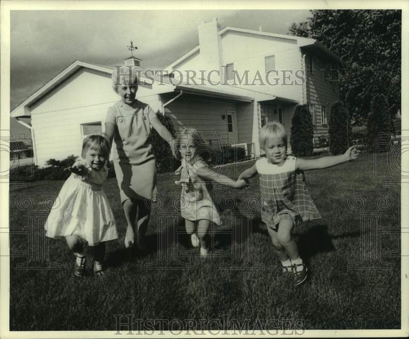 Load image into Gallery viewer, 1971 Press Photo Vicky, Jill and Amy Humphrey with grandmother in Minnesota
