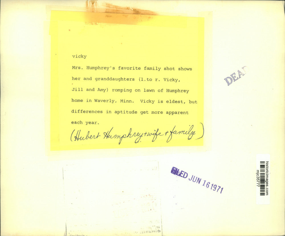 1971 Press Photo Vicky, Jill and Amy Humphrey with grandmother in Minnesota