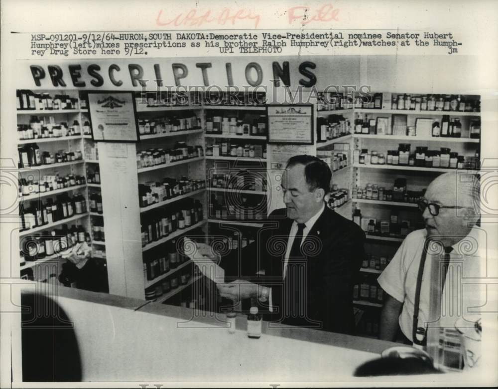 1964 Press Photo Senator Hubert Humphrey behind pharmacy counter, South Dakota