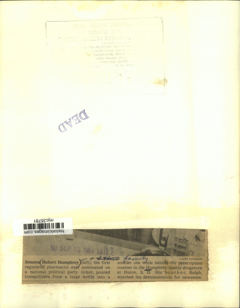 1964 Press Photo Senator Hubert Humphrey behind pharmacy counter, South Dakota