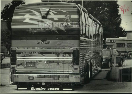 1993 Press Photo Actor Ernest Borgnine relaxes in his customized bus-home- Historic Images