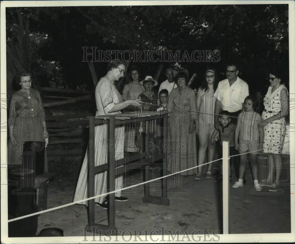 1968 Press Photo 19th Century candlemaker at work in New Salem - mjc35890