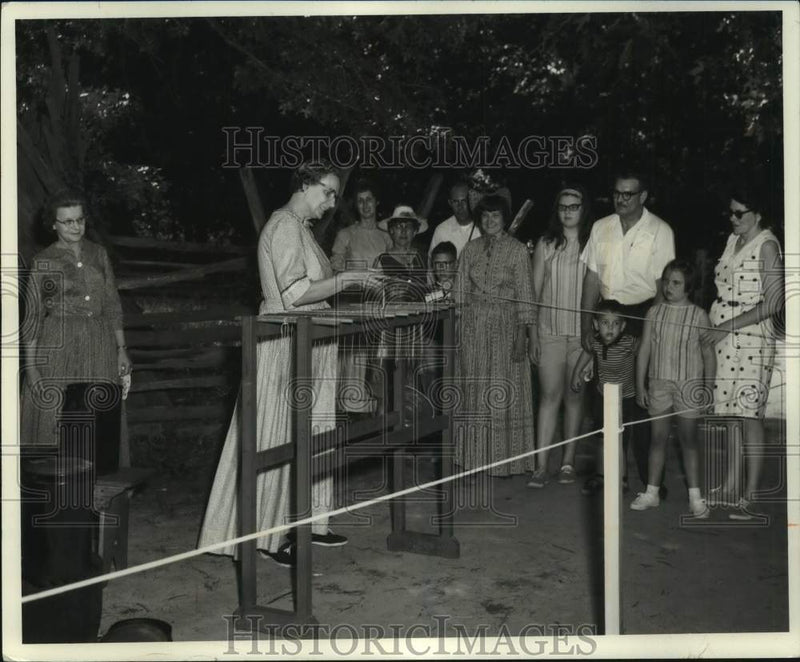 Load image into Gallery viewer, 1968 Press Photo 19th Century candlemaker at work in New Salem - mjc35890
