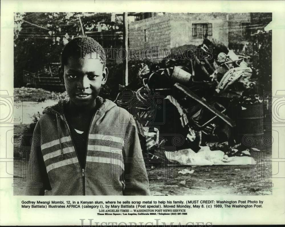 1989 Press Photo Godfrey Mwangi Mombi in a Kenyan slum, Africa- Historic Images