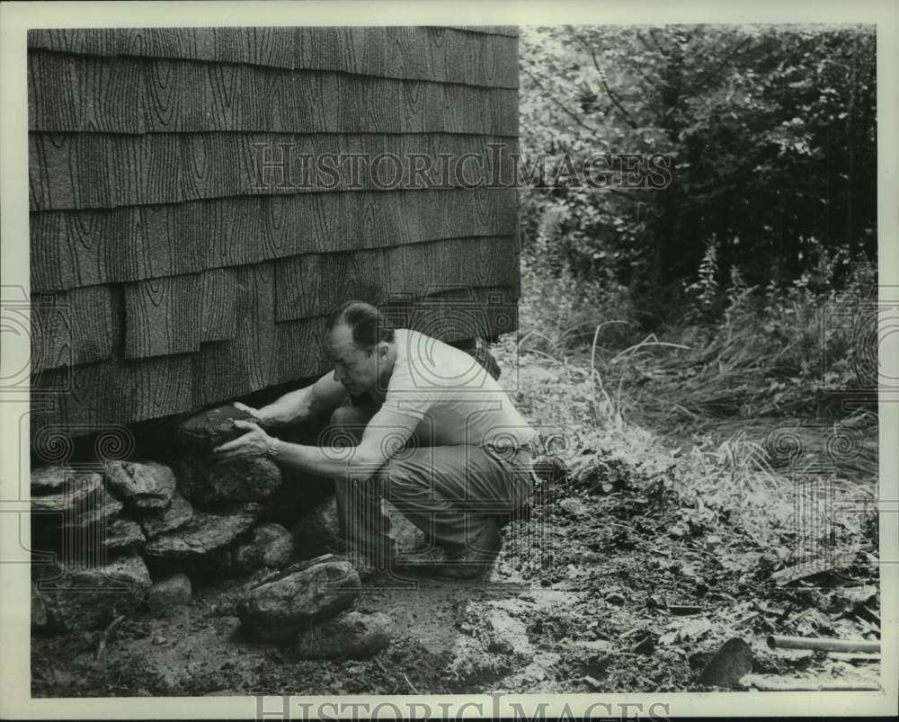 1962 Press Photo E. G. Marshall stacking rocks under house - mjc35923- Historic Images