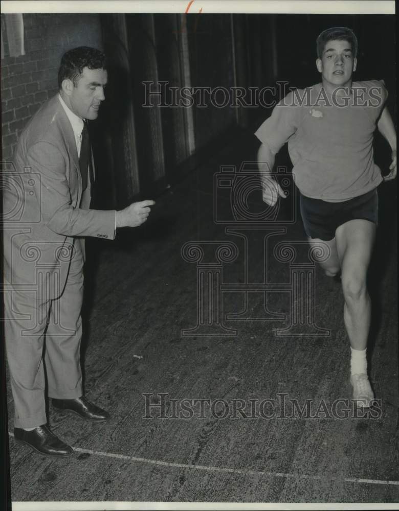 1956 Press Photo Coach Jim Brennan times Tom Berry at the Pius XI race- Historic Images