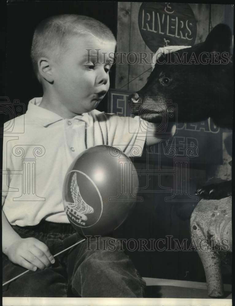 1963 Press Photo John Davis Jr. age 3 with a black bear at Milwaukee Sports Show