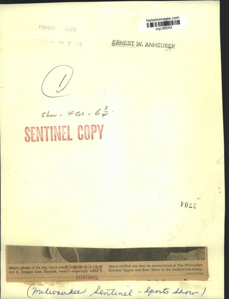 1963 Press Photo John Davis Jr. age 3 with a black bear at Milwaukee Sports Show