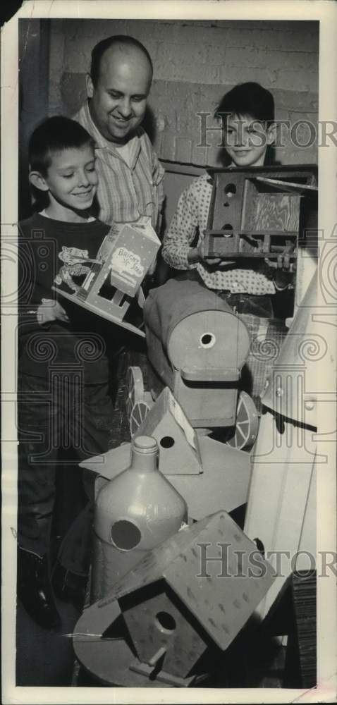 1964 Press Photo Boys enter birdhouses they made in Milwaukee competition