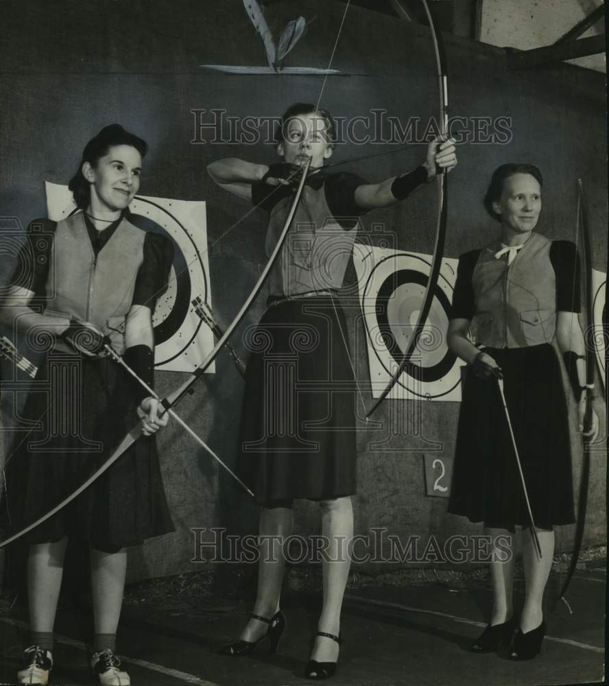 1940 Press Photo Northwestern Mutual League archers prepare for Journal jamboree- Historic Images