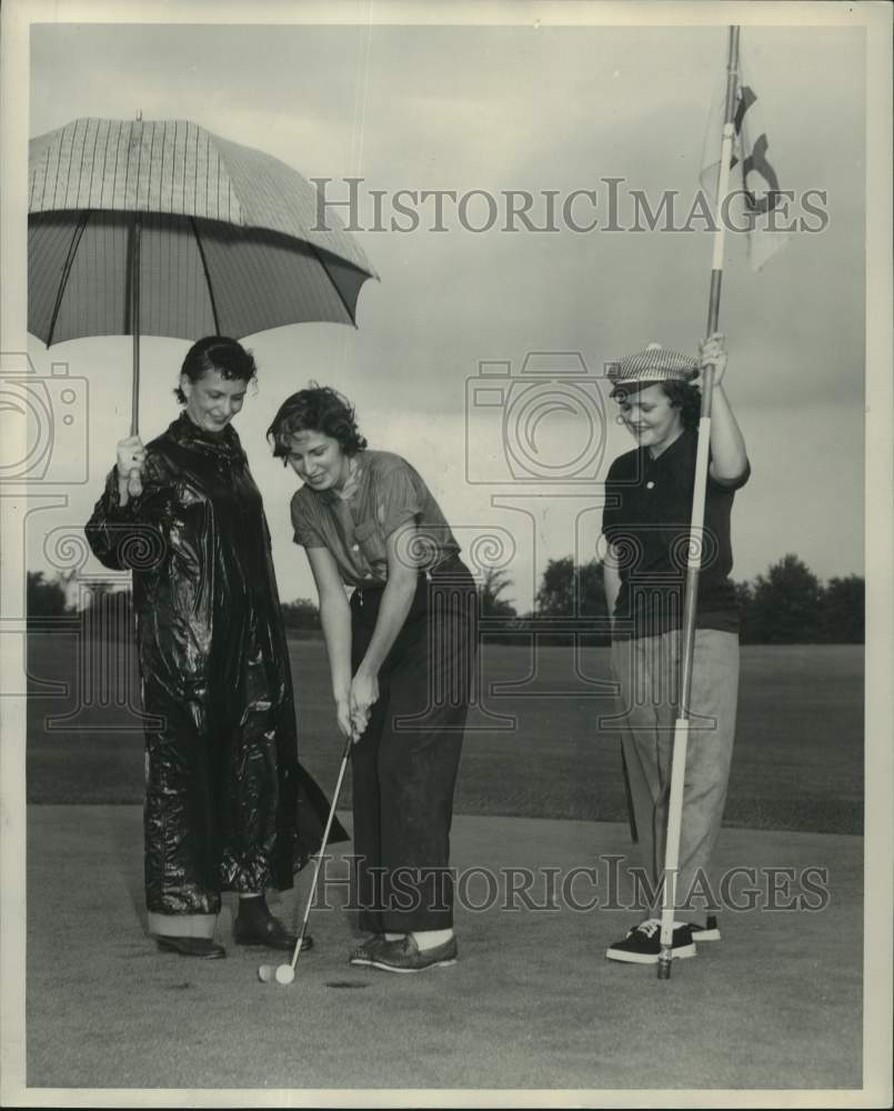 1952 Press Photo Milwaukee Journal golfers play, rain or no rain! - mjc36073- Historic Images