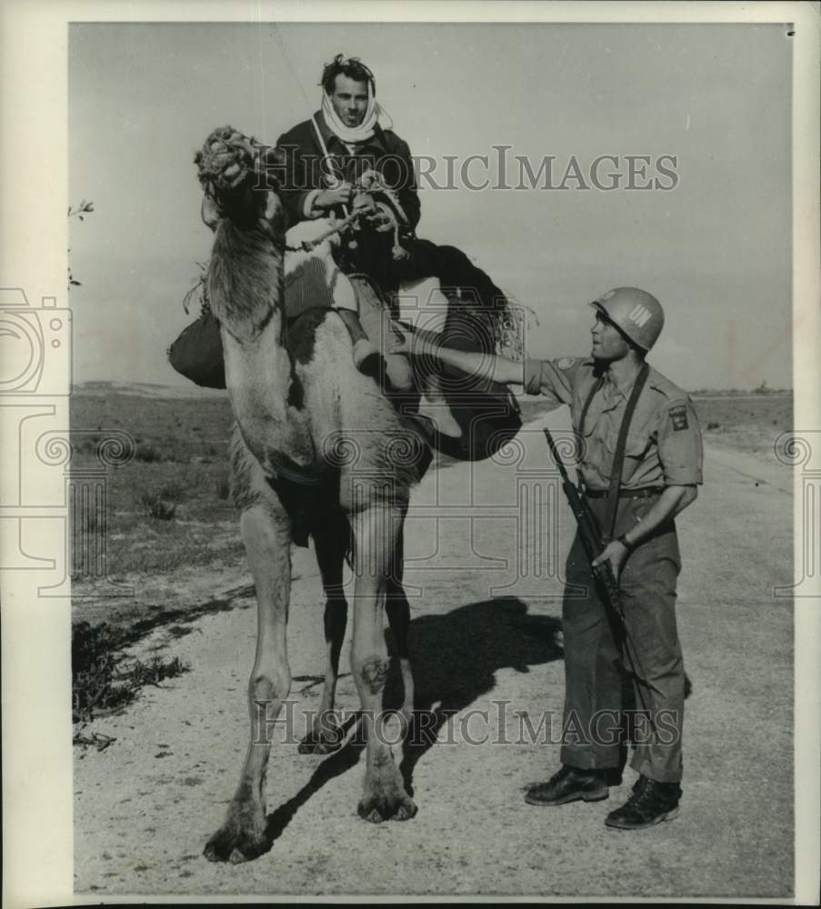 1957 Press Photo UN Emergency Force Private Astor Bjorkland &amp; traveler in Egypt- Historic Images