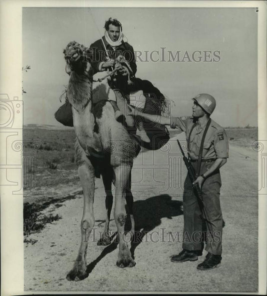 1957 Press Photo UN Emergency Force Private Astor Bjorkland & traveler in Egypt- Historic Images
