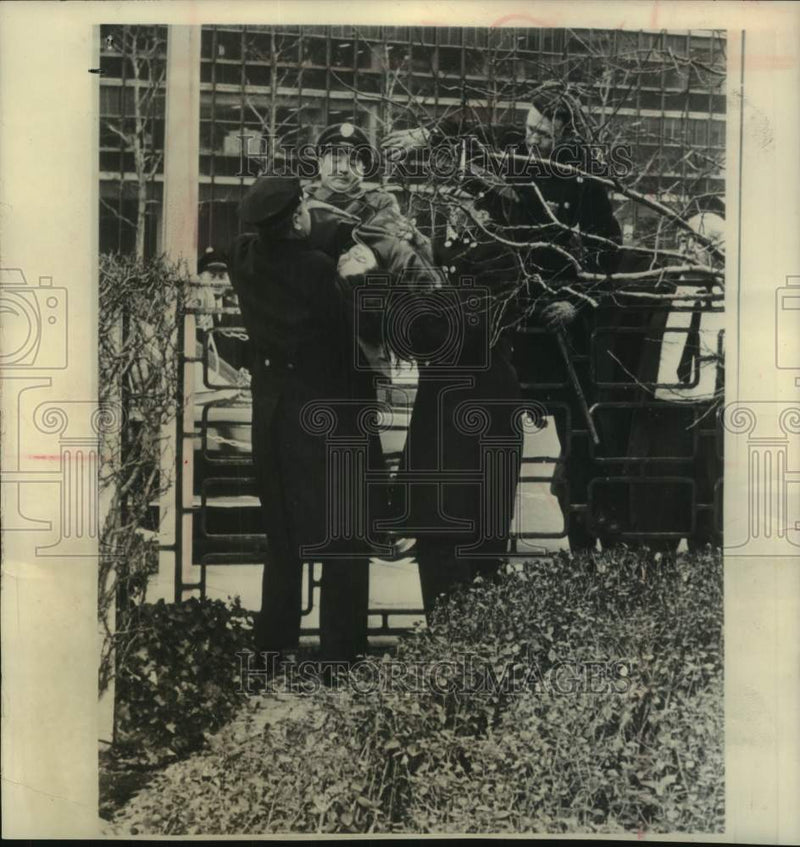 Load image into Gallery viewer, 1964 Press Photo Officers lift a woman demonstrator over fence near UN, New York
