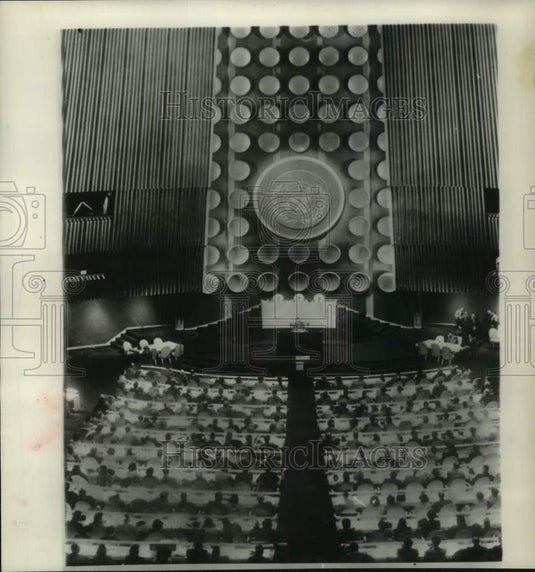 1952 Press Photo Members at U.N. general assembly greeted by boss, New York.- Historic Images