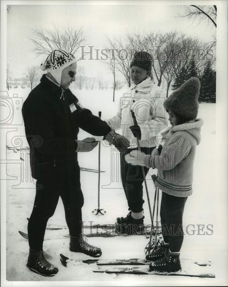 1963 Press Photo Robert Niss Teaches A.O. Schmidt and Mary Mullen, Wisconsin- Historic Images