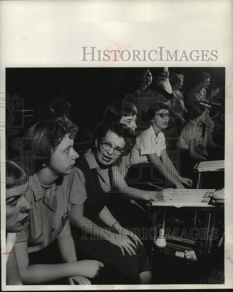 1956 Press Photo Shirley Hanson &amp; others at Milwaukee Journal bowling tournament- Historic Images