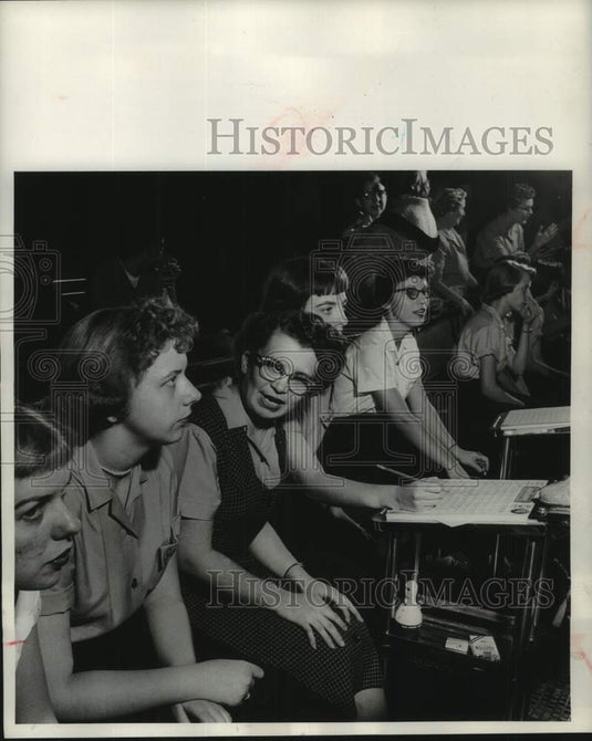 1956 Press Photo Shirley Hanson & others at Milwaukee Journal bowling tournament- Historic Images