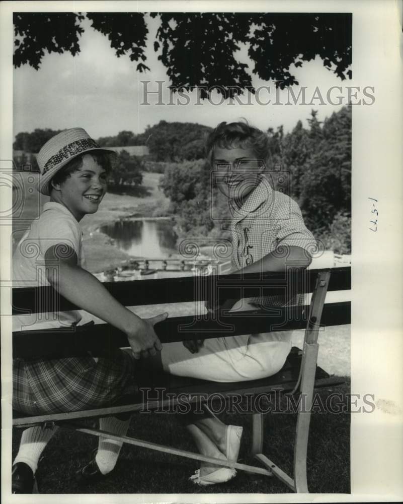 1961 Press Photo Carol Sorensen meets Carol Sorenson at golf club, Sheboygan.- Historic Images