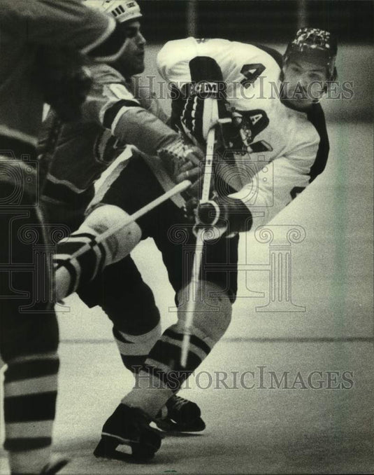 1981 Press Photo Bruce McKay & Brian Carroll, Milwaukee Admirals Hockey Game- Historic Images