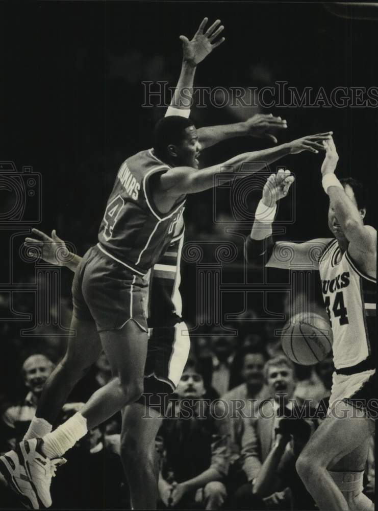 1988 Press Photo Milwaukee Bucks Basketball Game - mjc36310- Historic Images
