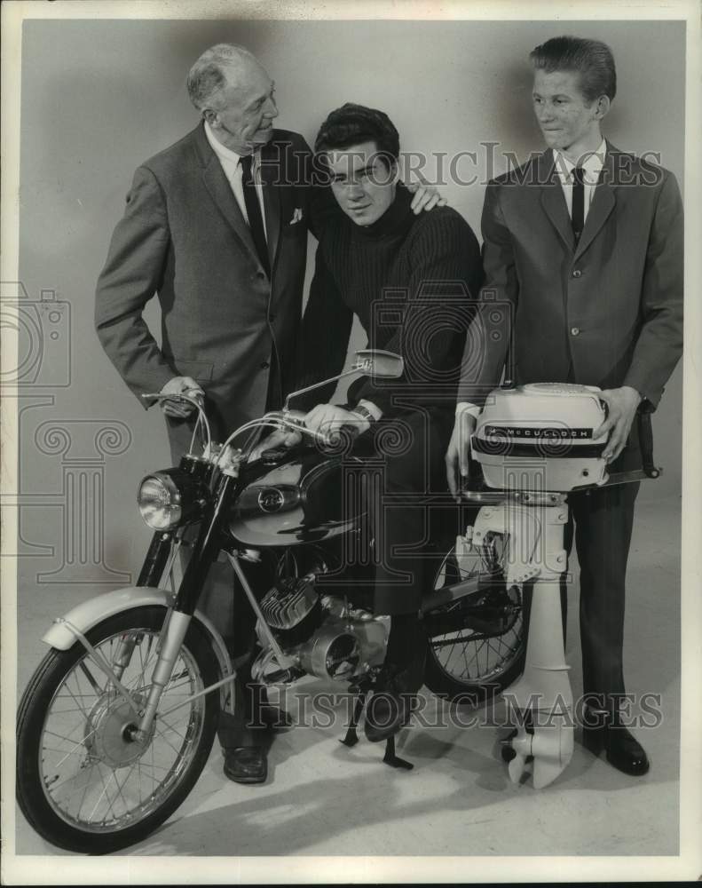 1966 Press Photo Sentinel Sports Show director presents awards to top winners- Historic Images