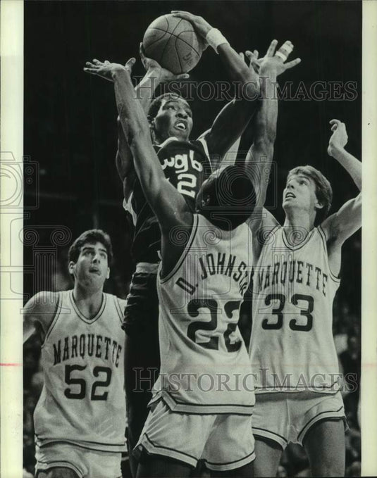 1982 Press Photo Green Bay's Sammie Smith shoots over Marquette University team- Historic Images