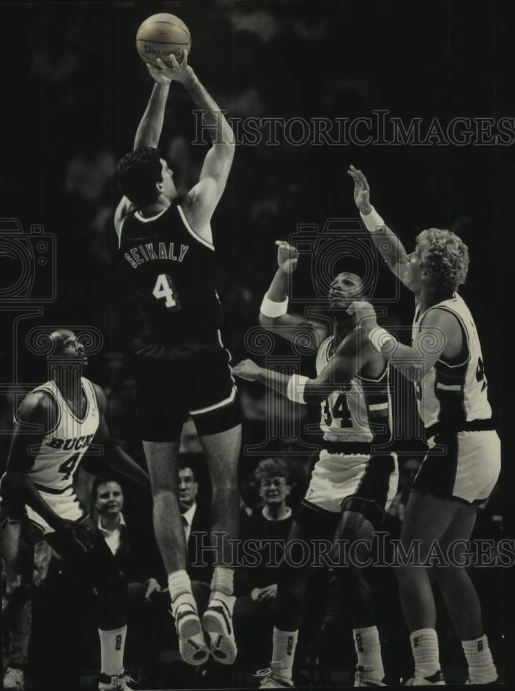 1988 Press Photo Miami&#39;s Rony Seikaly shoots ball over Bucks&#39; Cummings &amp; Sikma- Historic Images