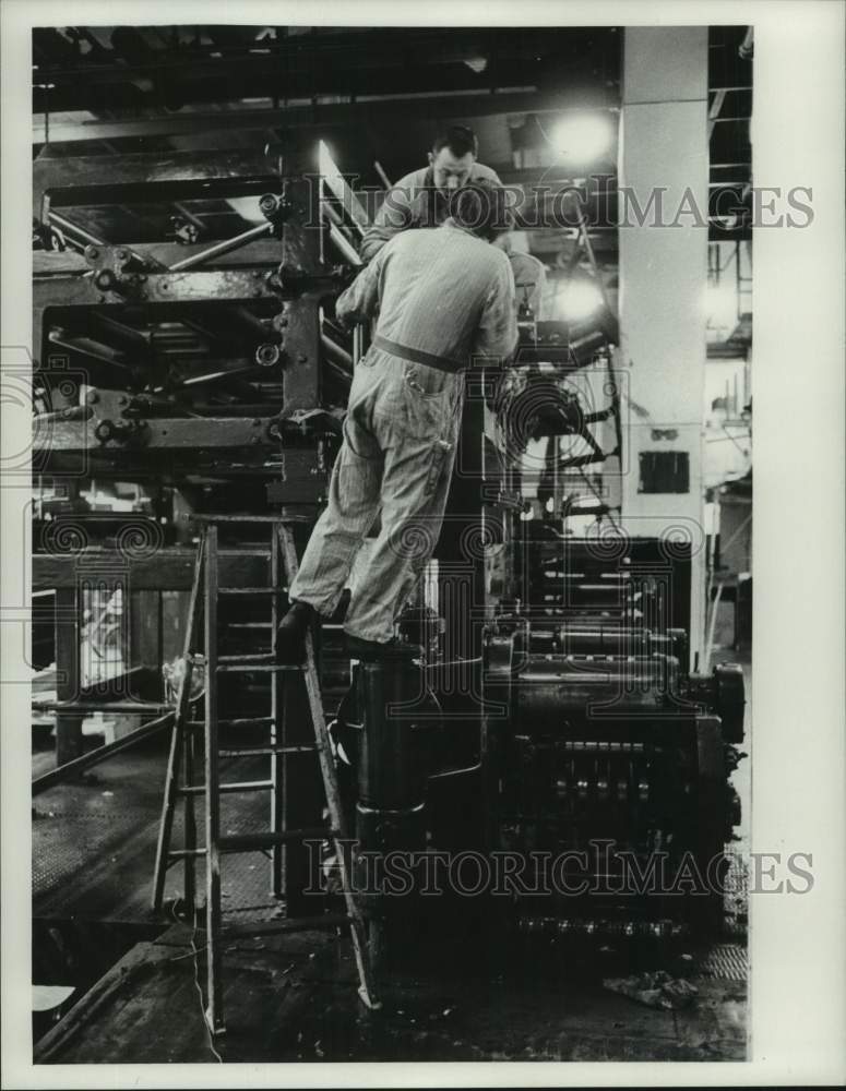 1974 Press Photo Technicians Dismantle Color Printing Press At Milwaukee Journal- Historic Images