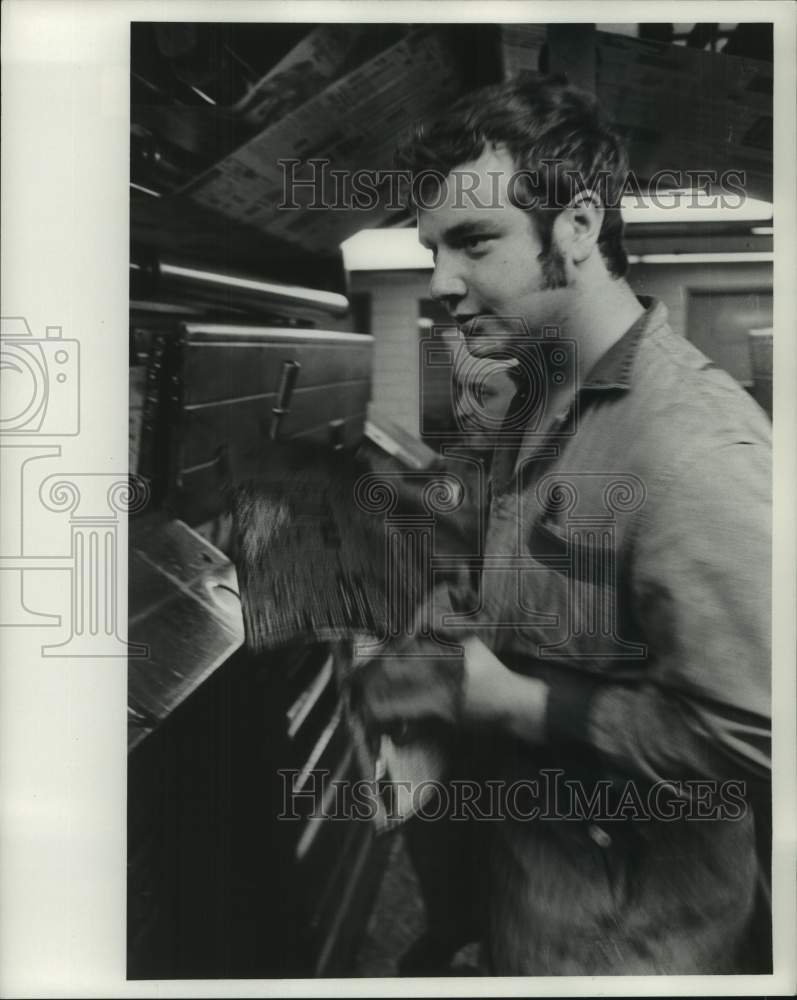 1970 Press Photo Richard Graul Working In The Milwaukee Journal&#39;s Pressroom- Historic Images